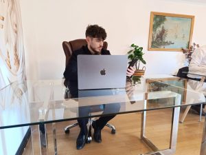 Vlad Augustin oferă vizibilitate de campanie completă cu steaguri stradale, PR politic și campanii editoriale digitale EkoGroup