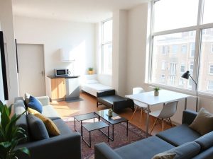 Apartament modern pentru studenți cu mobilier confortabil.