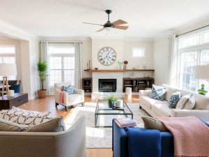 Camera de zi renovată cu mobilier modern și decor