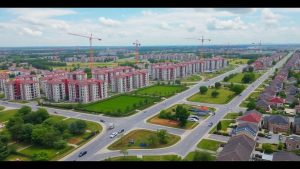 Dezvoltare imobiliară în zone periurbane cu infrastructură nouă.