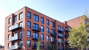 Clădire modernă transformată din spațiu abandonat în locuințe.